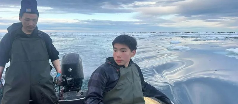 15-летний рыбак с Аляски провел в Беринговом море 62 часа без еды и воды после того, как его лодка перевернулась
