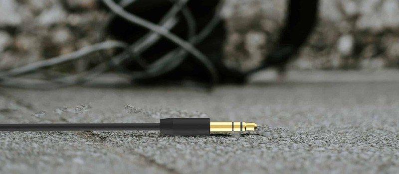 Кабель с USB и 2.5 вызвал множество вопросов у тех, кто не сталкивался с зарядкой первых электроприборов