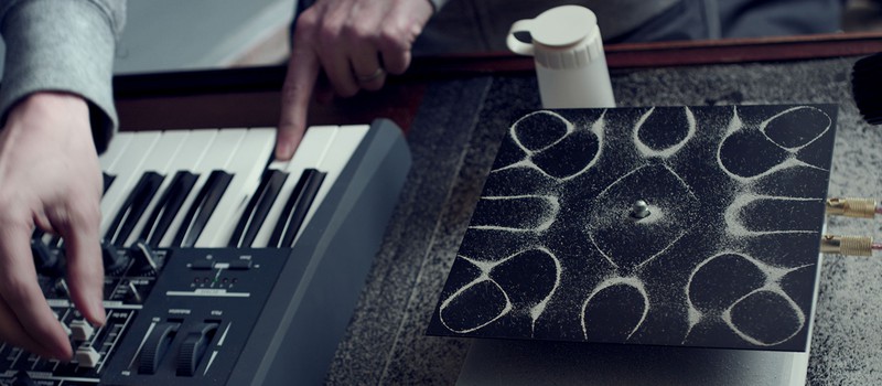 Магия вибраций и музыки в клипе Cymatics
