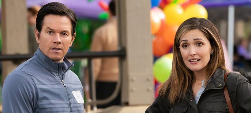Mark Uolberg I Rouz Birn Usynovlyayut Detej V Trejlere Instant Family Shazoo