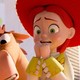 В кинозалах "Истории игрушек 5" родители суют детям планшеты с YouTube и играми, подтверждая основную идею фильма