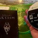 Геймер отдал последние почести диску Skyrim с полуночного релиза 2011 года – после 15 лет непрерывного использования он перестал читаться