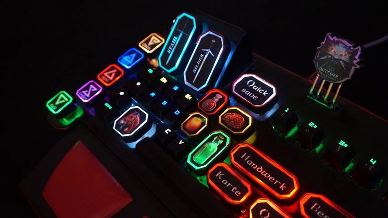 Nichameleon цири. Химера ведьмак 1. Кейкап ведьмак. Кастомные кнопки для клавиатуры. Кейкап ведьмак.