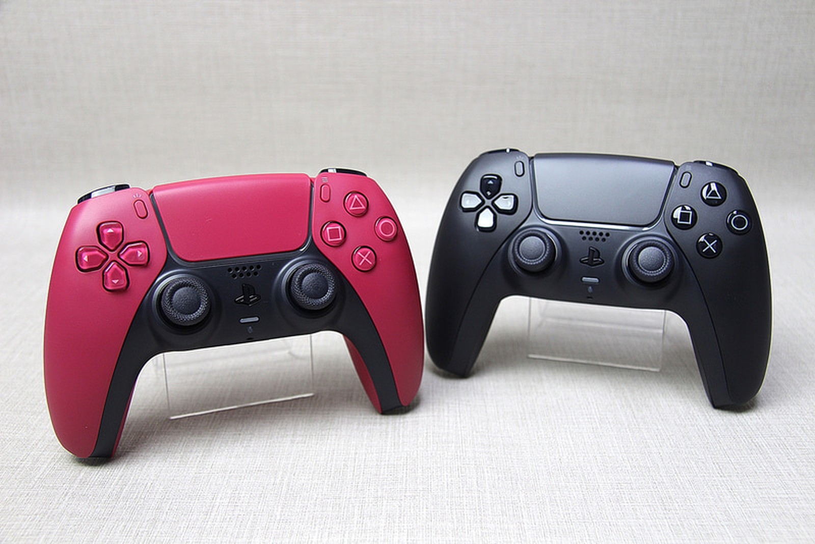 Dual sense ps5 fifa. Dualsense x. Dualsenses vs xbox controller. Dualsense x. Геймпад xbox и ps5.