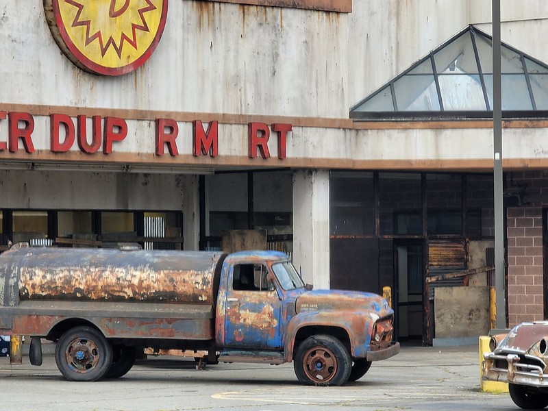 Photos from the set of the series Fallout – with cars and a supermarket ...